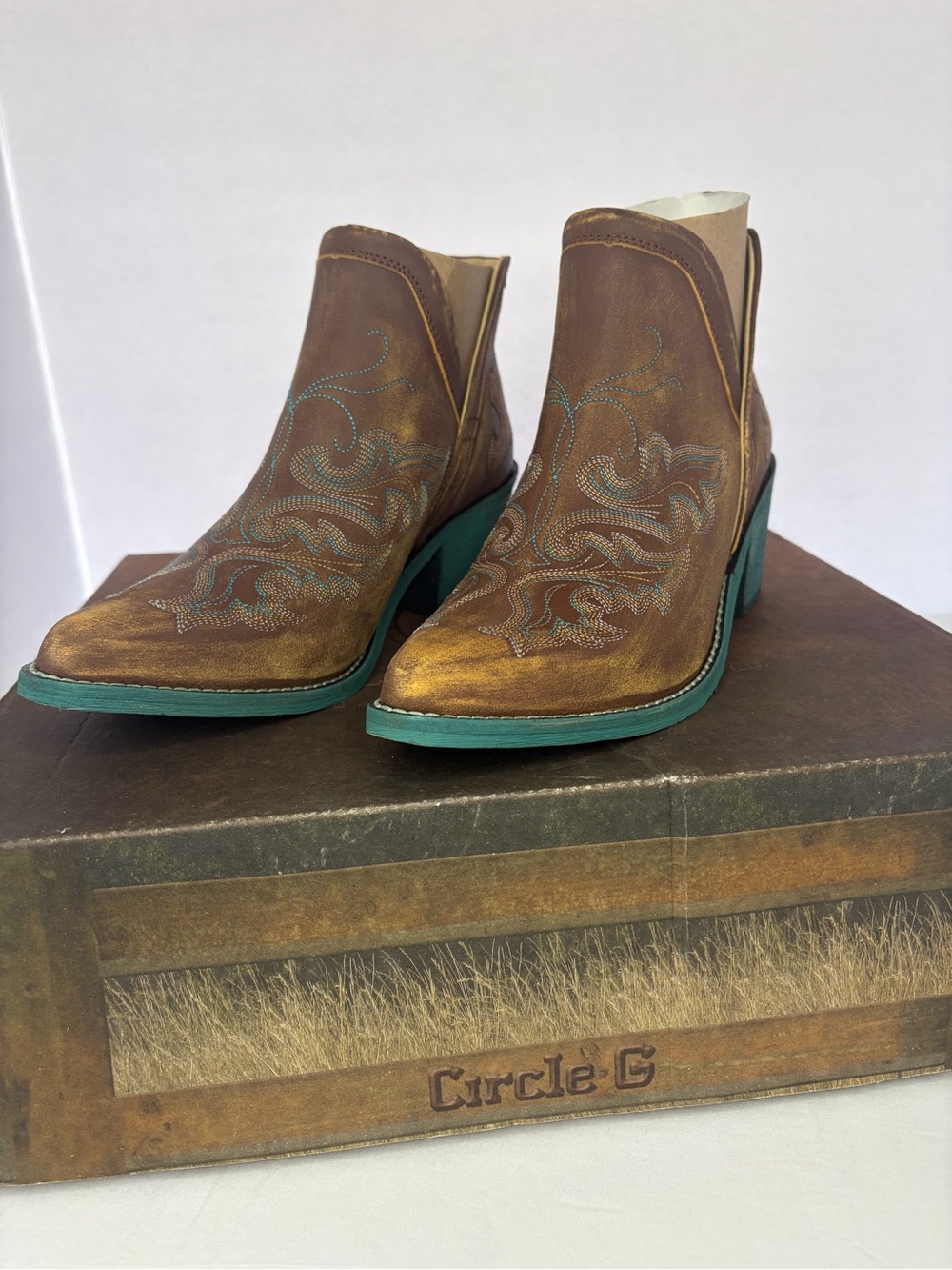 Circle G Women’s Cognac Brown Ankle Booties with Turquoise Embroidery Size 7.5